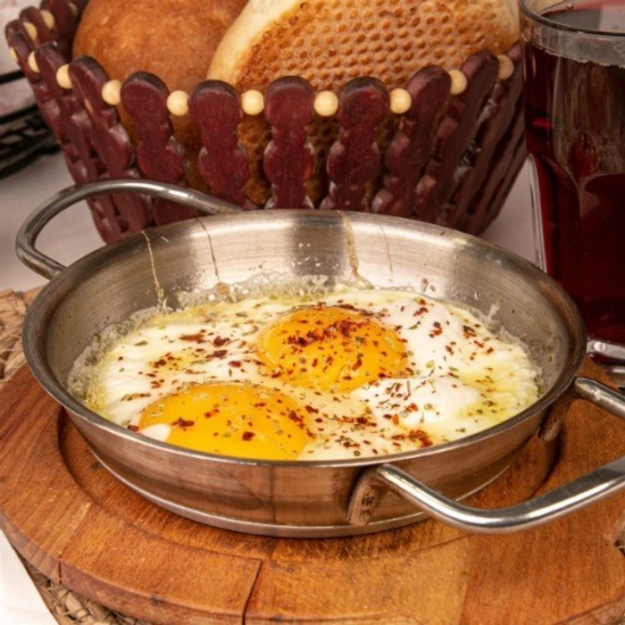 Göz-sahanda Yumurta