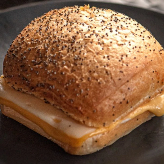 Üç Peynirli Haşhaşlı Sandviç