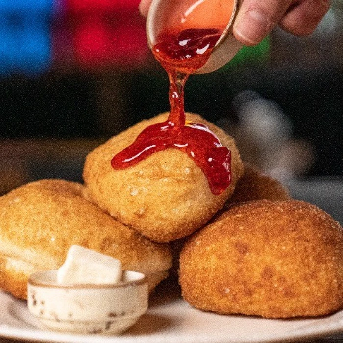 Pişi (4 Adet, Ezine Beyaz Peynir Ve Reçel Ile)