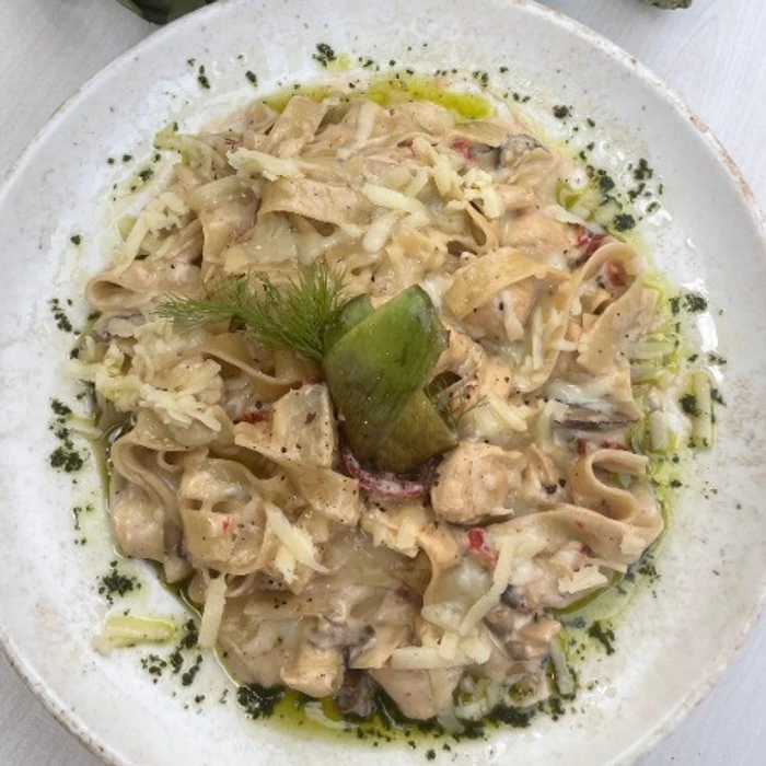 Engi̇narli Fettuci̇ni̇ Alfredo