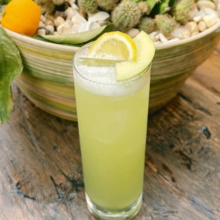 Queen lemonade, sour apple, lime and mint mixture