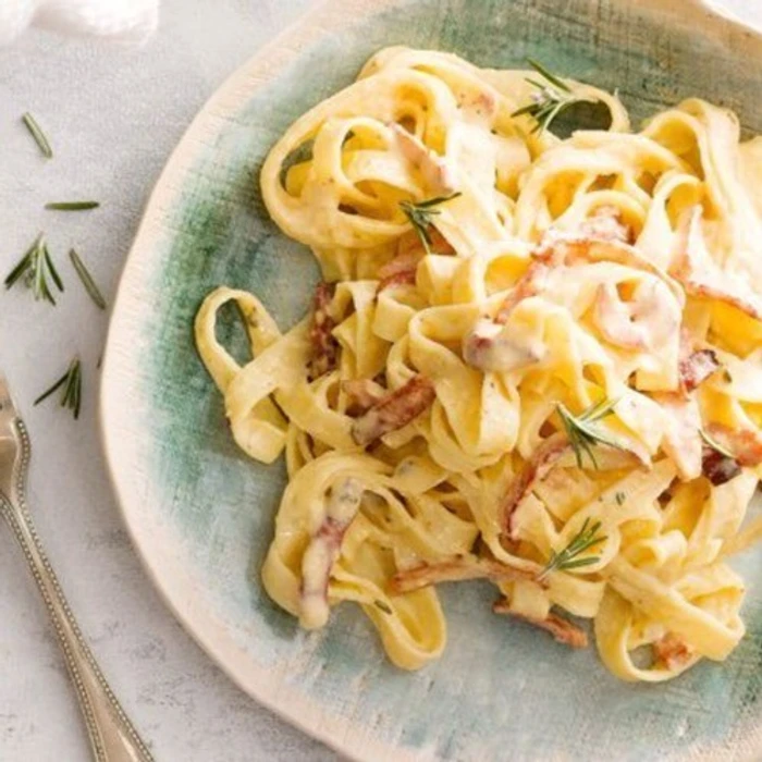 Tavuklu & Füme Jambonlu Fettuci̇ni̇