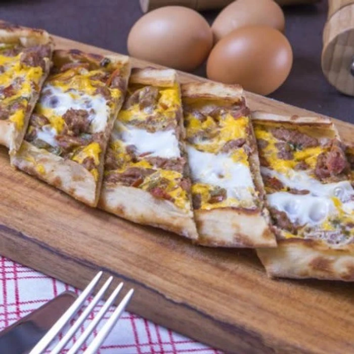 Kuşbaşılı Yumurtalı Pide